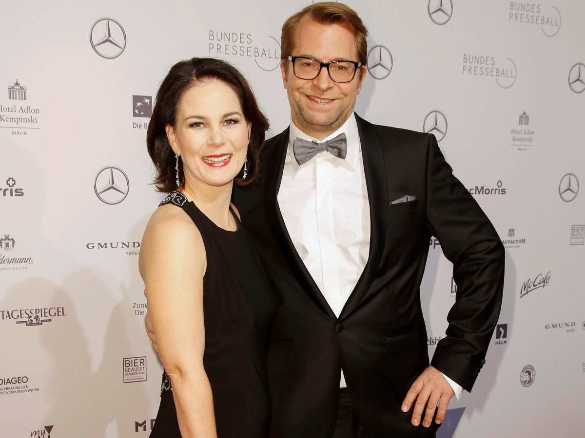 Annalena Baerbock mit Ehemann Daniel Holefleisch auf dem Roten Teppich beim Bundespresseball im Hotel Adlon Kempinski in Berlin. Er trägt einen schwarzen Anzug, sie ein schwarzes Kleid.