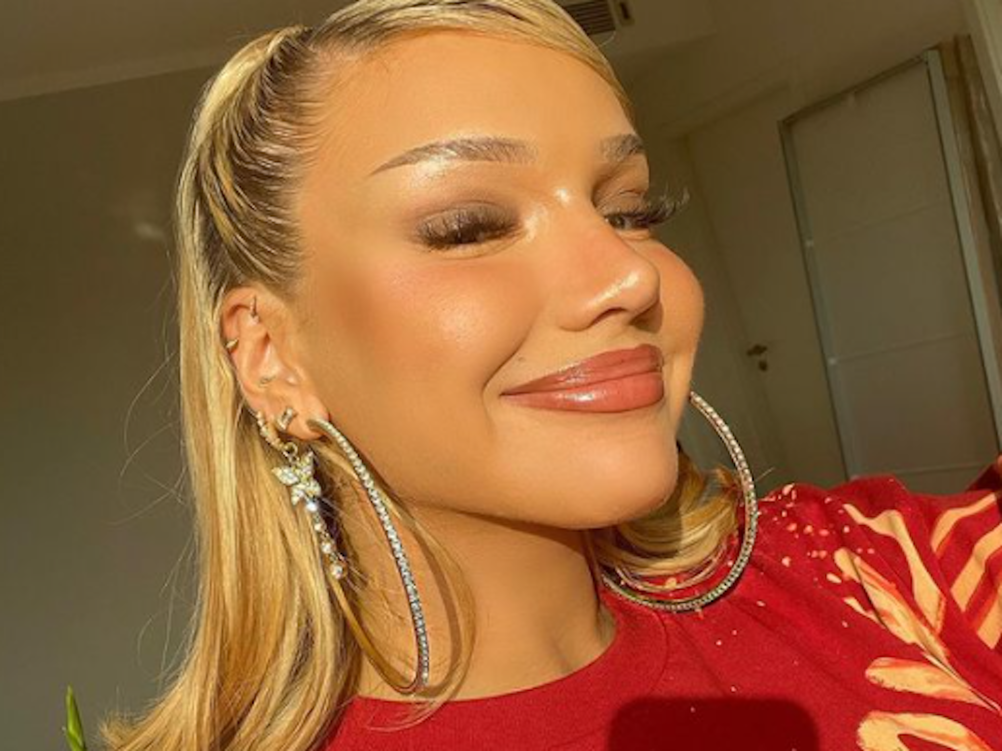 Musikerin Shirin David lächelt auf einem Instagram-Selfie vom 20.04.2021 in die Kamera.