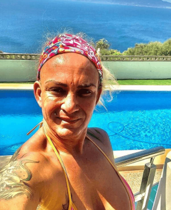 Caro Robens lächelt auf einem Selfie auf Instagram vom 22.08.2021 in einem Bikini vor einem Pool stehend in die Kamera.