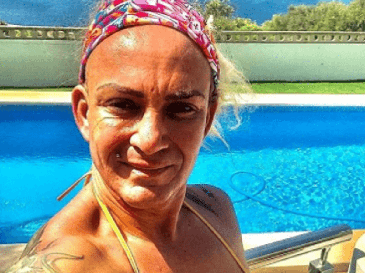 Caro Robens lächelt auf einem Selfie auf Instagram vom 22.08.2021 in einem Bikini vor einem Pool stehend in die Kamera. Foto gescreenshotet am 21.09.2021 zur Berichterstattung.