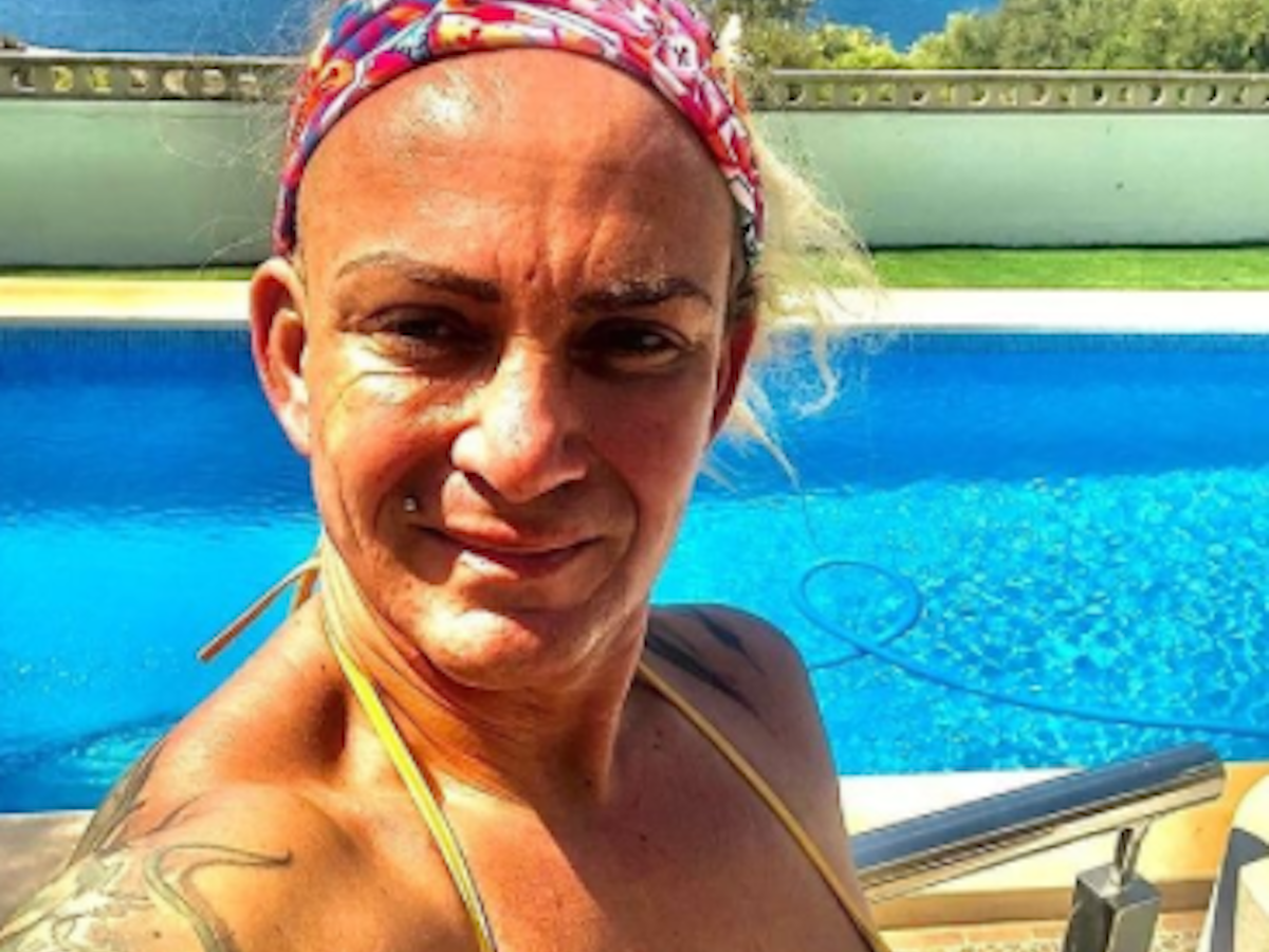 Caro Robens lächelt auf einem Selfie auf Instagram vom 22.08.2021 in einem Bikini vor einem Pool stehend in die Kamera. Foto gescreenshotet am 21.09.2021 zur Berichterstattung.