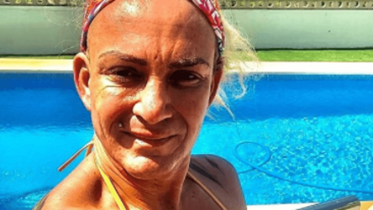 Caro Robens lächelt auf einem Selfie auf Instagram vom 22.08.2021 in einem Bikini vor einem Pool stehend in die Kamera.