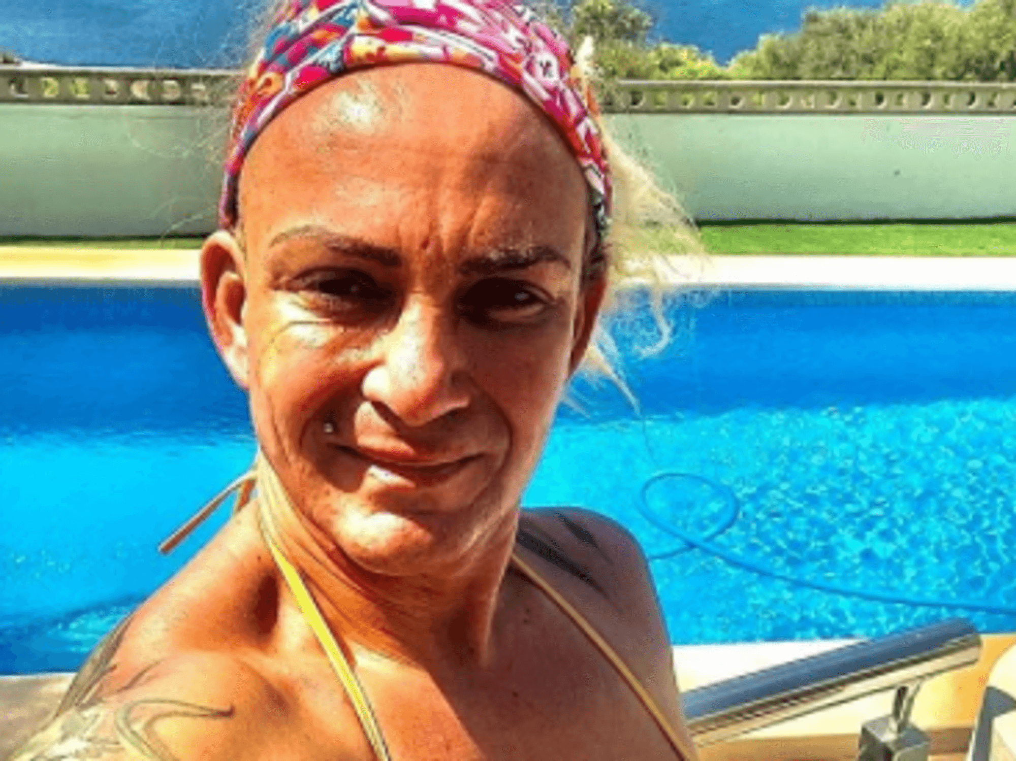Mallorca-Auswanderin Caro Robens lächelt auf einem Instagram-Selfie vom 22.08.2021 in einem Bikini vor einem Pool stehend in die Kamera.
