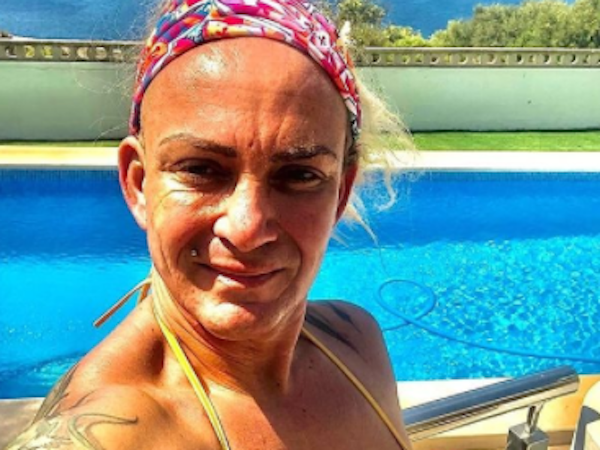 Mallorca-Auswanderin Caro Robens lächelt auf einem Instagram-Selfie vom 22.08.2021 in einem Bikini vor einem Pool stehend in die Kamera.