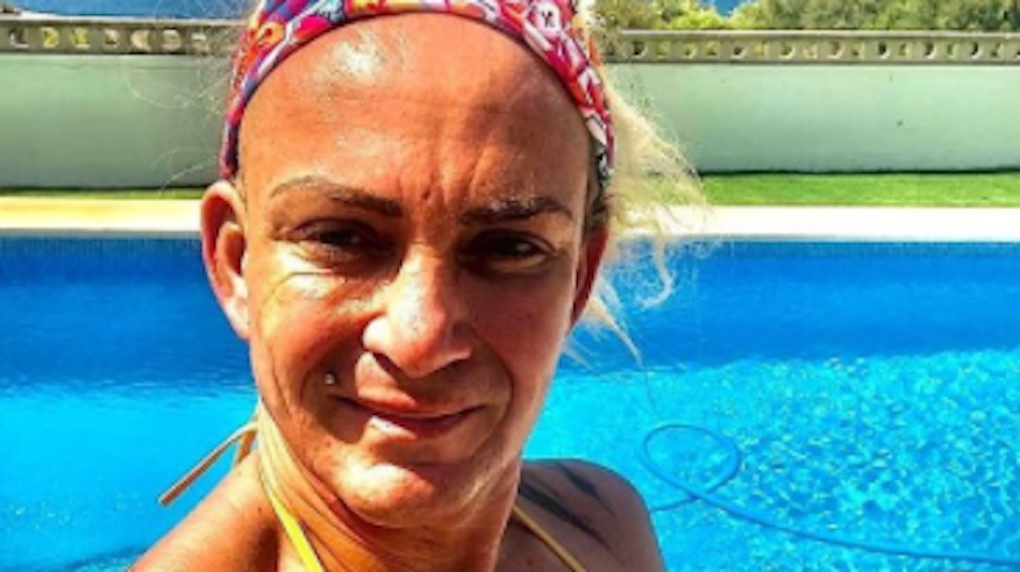 Caro Robens lächelt auf einem Selfie auf Instagram vom 22.08.2021 in einem Bikini vor einem Pool stehend in die Kamera. Foto gescreenshotet am 21.09.2021 zur Berichterstattung.