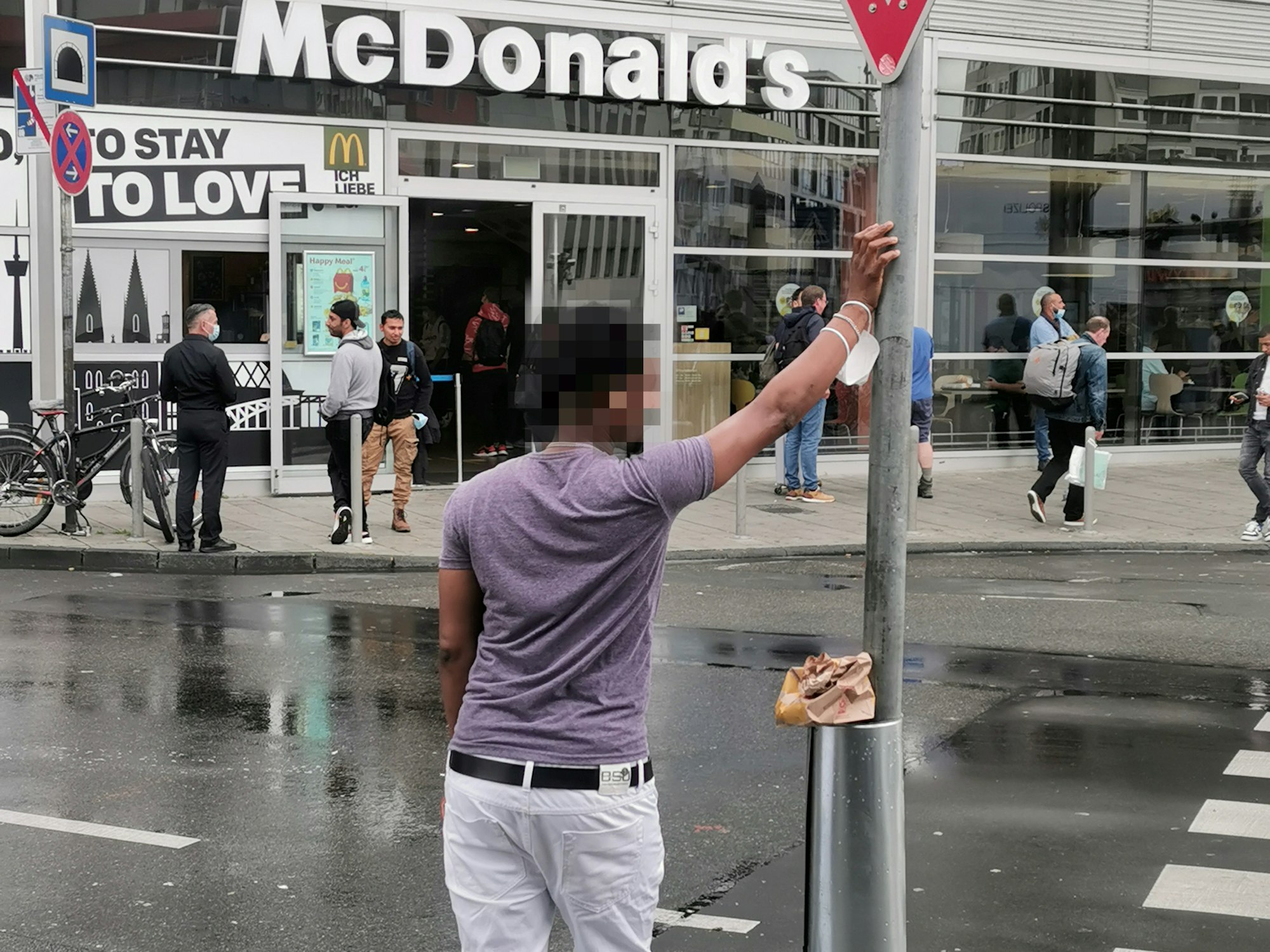 Ein mutmaßlicher Dealer lehnt an einer Laterne.
