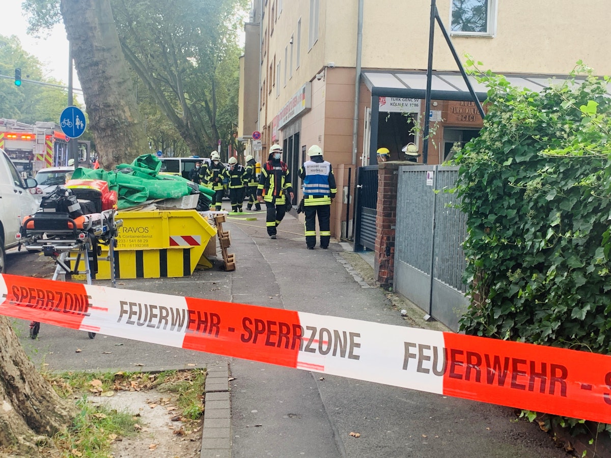 Feuerwehrleute bei einem Einsatz in Köln-Mülheim.