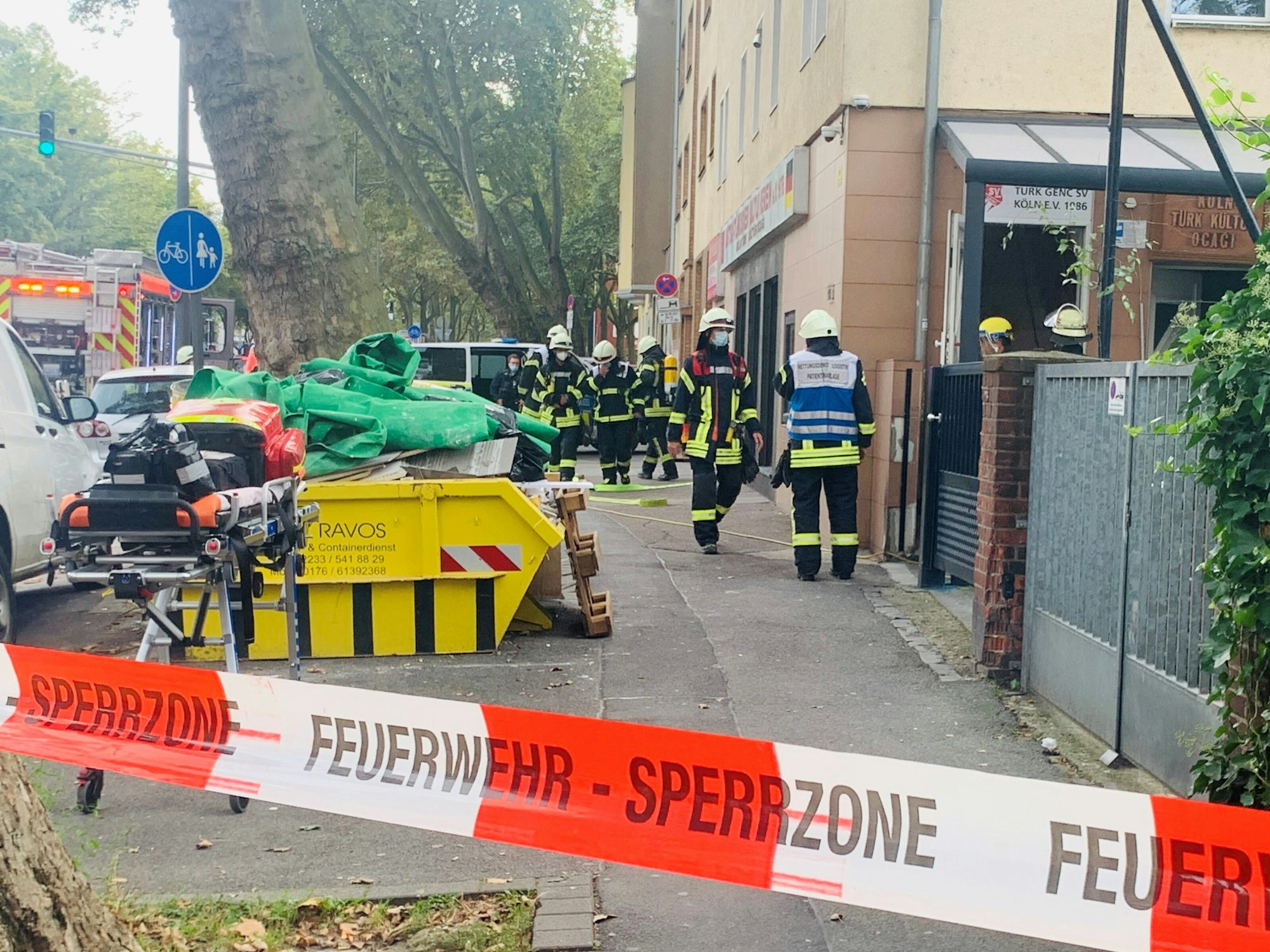 Feuerwehrleute bei einem Einsatz in Köln-Mülheim.