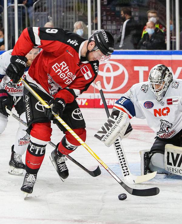 Marcel Müller (Kölner Haie) scheitert an Niklas Treutle Nürnberg.