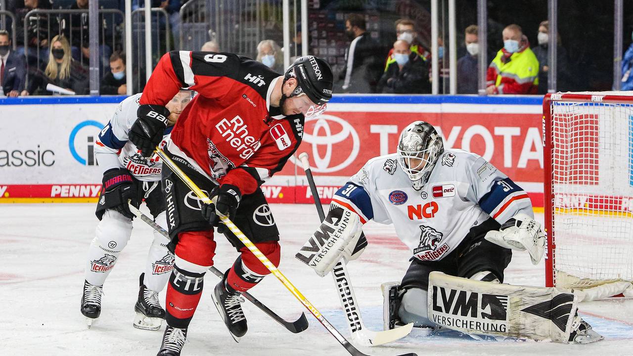 Marcel Müller (Kölner Haie) scheitert an Niklas Treutle Nürnberg.
