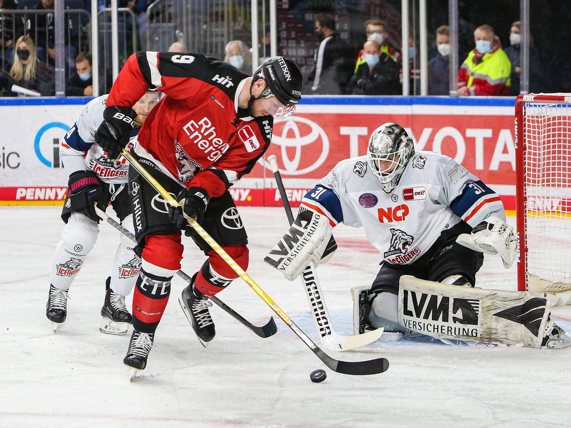 Marcel Müller (Kölner Haie) scheitert an Niklas Treutle Nürnberg.