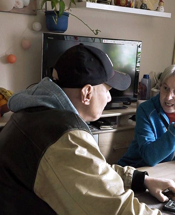Dagmar (r.) und Elvis sprechen in der RTLZWEI-Sendung „Hartz und herzlich“ miteinander.