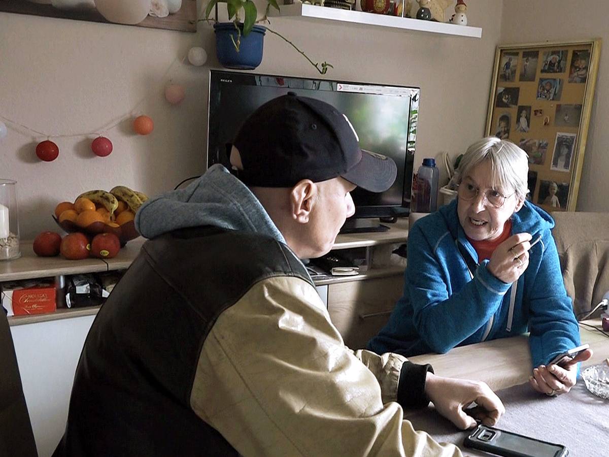 Dagmar (r.) und Elvis sprechen in der RTLZWEI-Sendung „Hartz und herzlich“ miteinander.