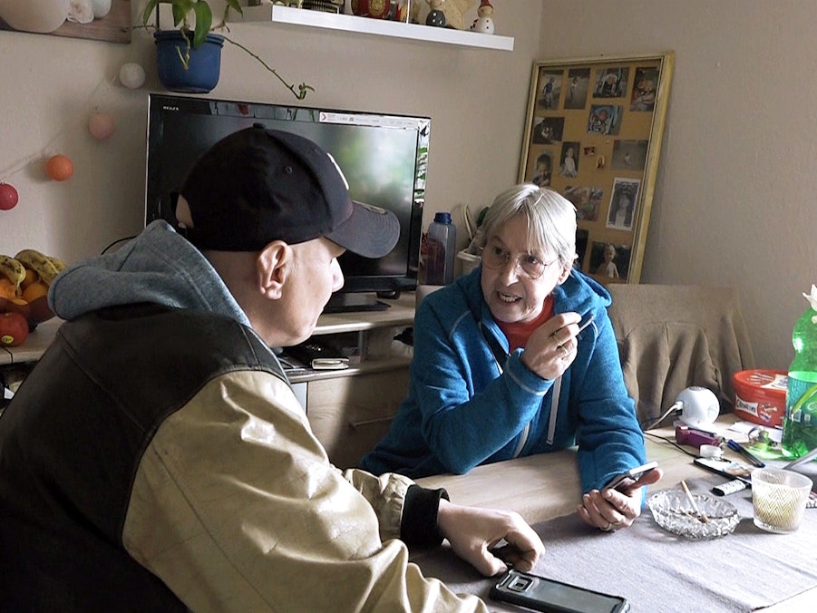 Dagmar (r.) und Elvis sprechen in der RTLZWEI-Sendung „Hartz und herzlich“ miteinander.