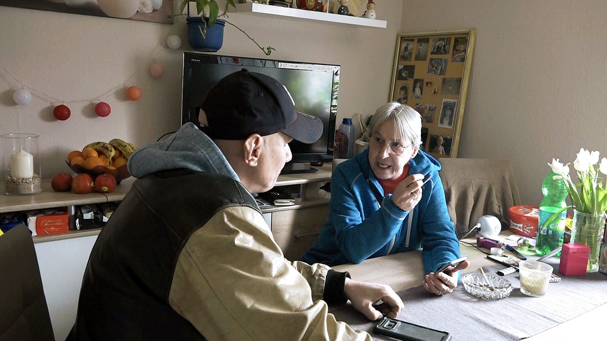 Dagmar (r.) und Elvis sprechen in der RTLZWEI-Sendung „Hartz und herzlich“ miteinander.