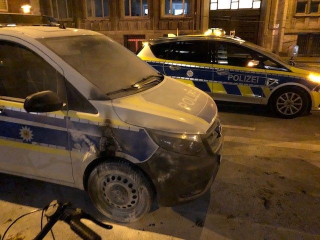 Ein Polizeiwagen wurde durch das Feuer oberhalb eines Rades beschädigt.