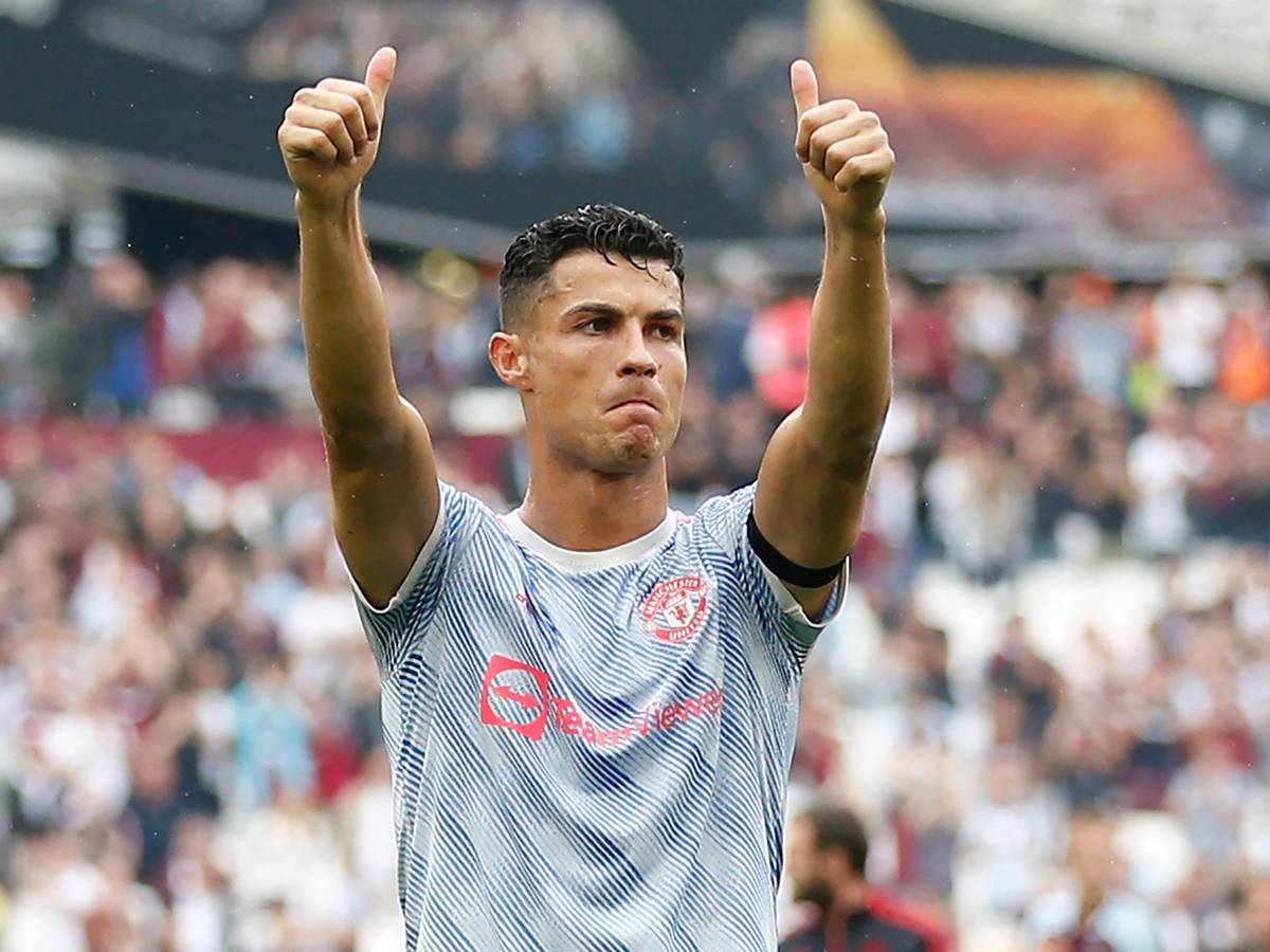 Cristiano Ronaldo streckt beide Daumen in die Luft