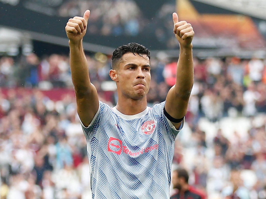 Cristiano Ronaldo streckt beide Daumen in die Luft