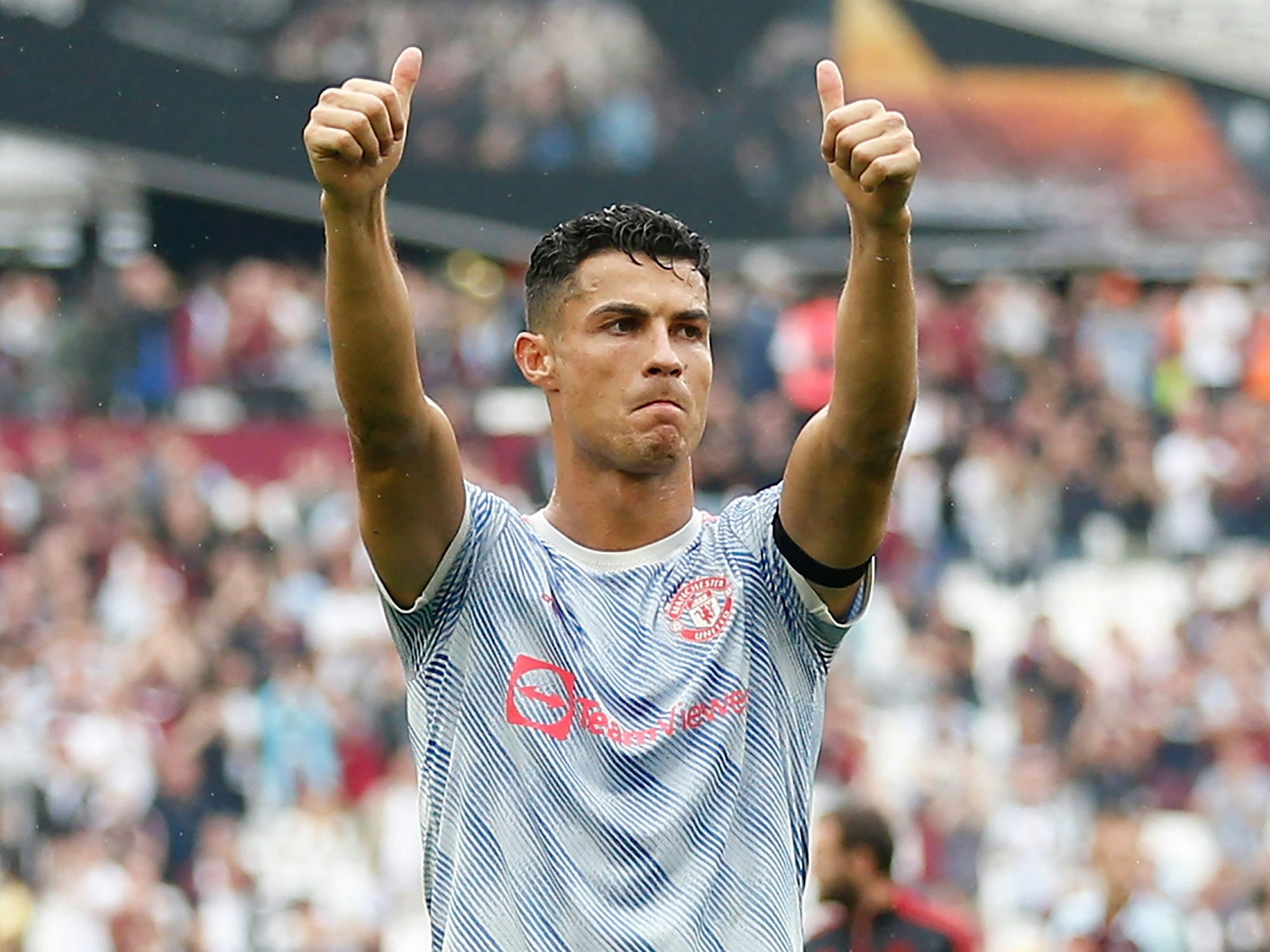 Cristiano Ronaldo streckt beide Daumen in die Luft