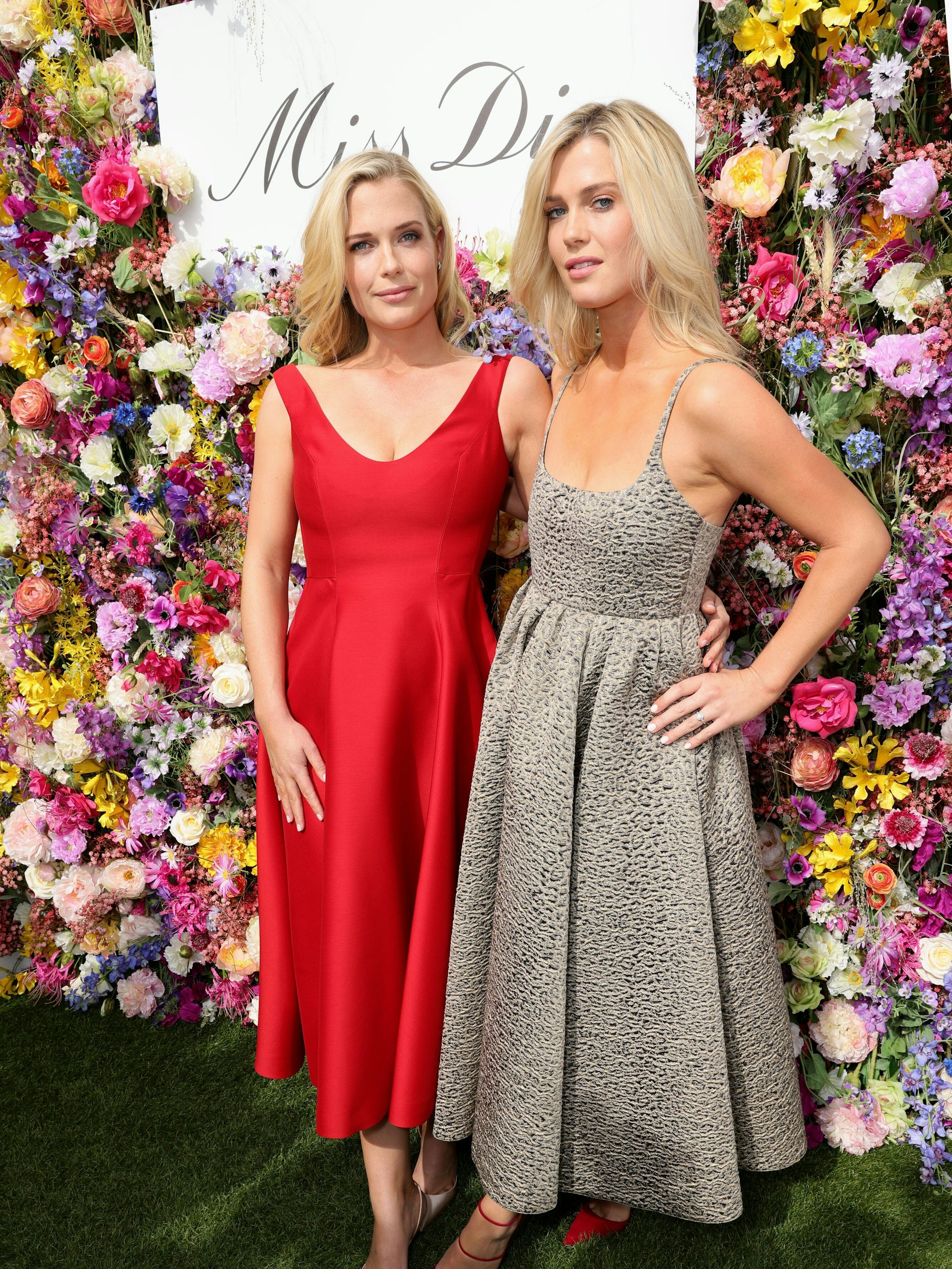 Lady Eliza und Lady Amelia Spencer in Düsseldorf vor einem Meer aus Blumen.