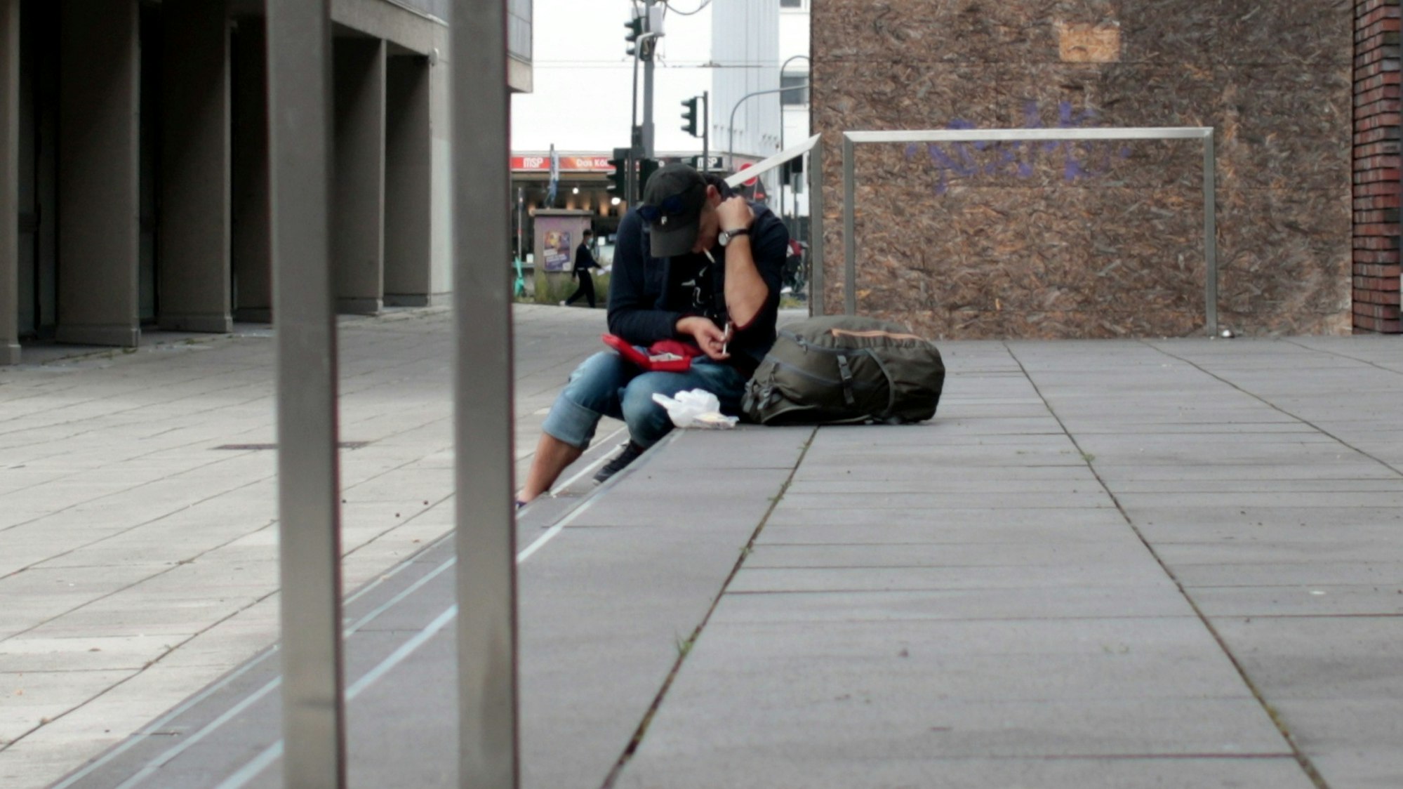 Ein Junkie spritzt sich auf der Treppe des Rautenstrauch-Joest-Museum.