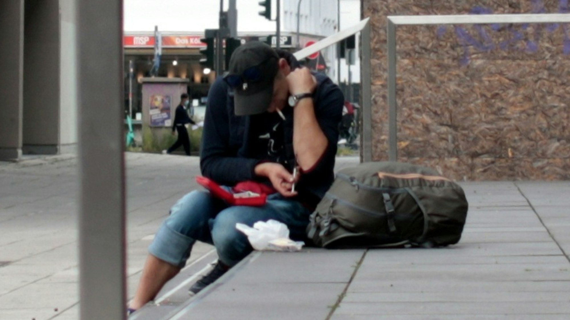 Ein Junkie setzt sich auf der Treppe des Rautenstrauch-Joest-Museum eine Spritze.