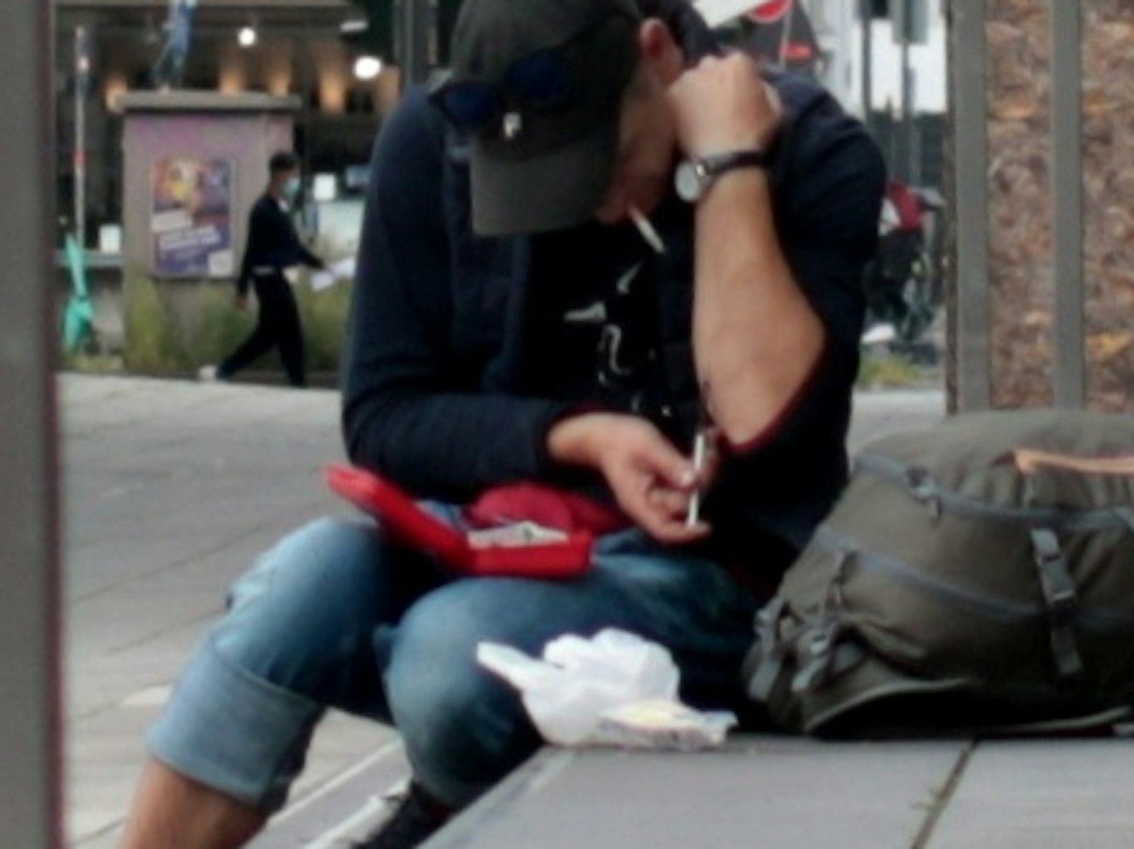 Ein Junkie spritzt sich auf der Treppe des Rautenstrauch-Joest-Museum.