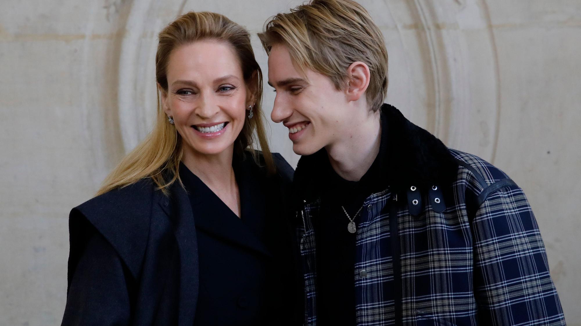 Uma Thurman, US-amerikanische Schauspielerin, kommt mit ihrem Sohn Levon Thurman-Hawke zur Haute-Couture-Show Frühjahr/Sommer 2020 des Modelabels Dior. Beide lächeln und stehen eng beieinander.