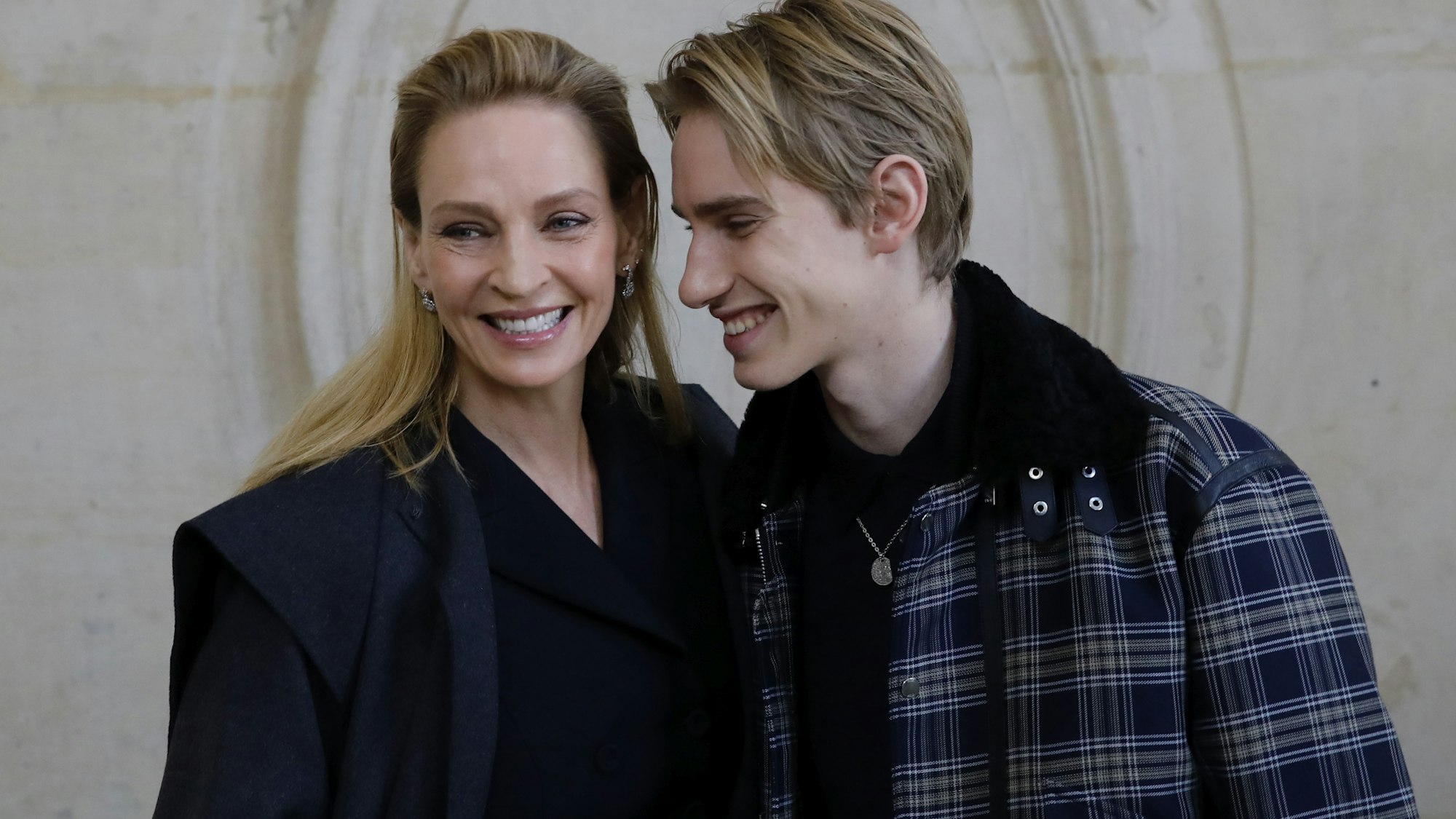 Uma Thurman, US-amerikanische Schauspielerin, kommt mit ihrem Sohn Levon Thurman-Hawke zur Haute-Couture-Show Frühjahr/Sommer 2020 des Modelabels Dior. Beide lächeln und stehen eng beieinander.