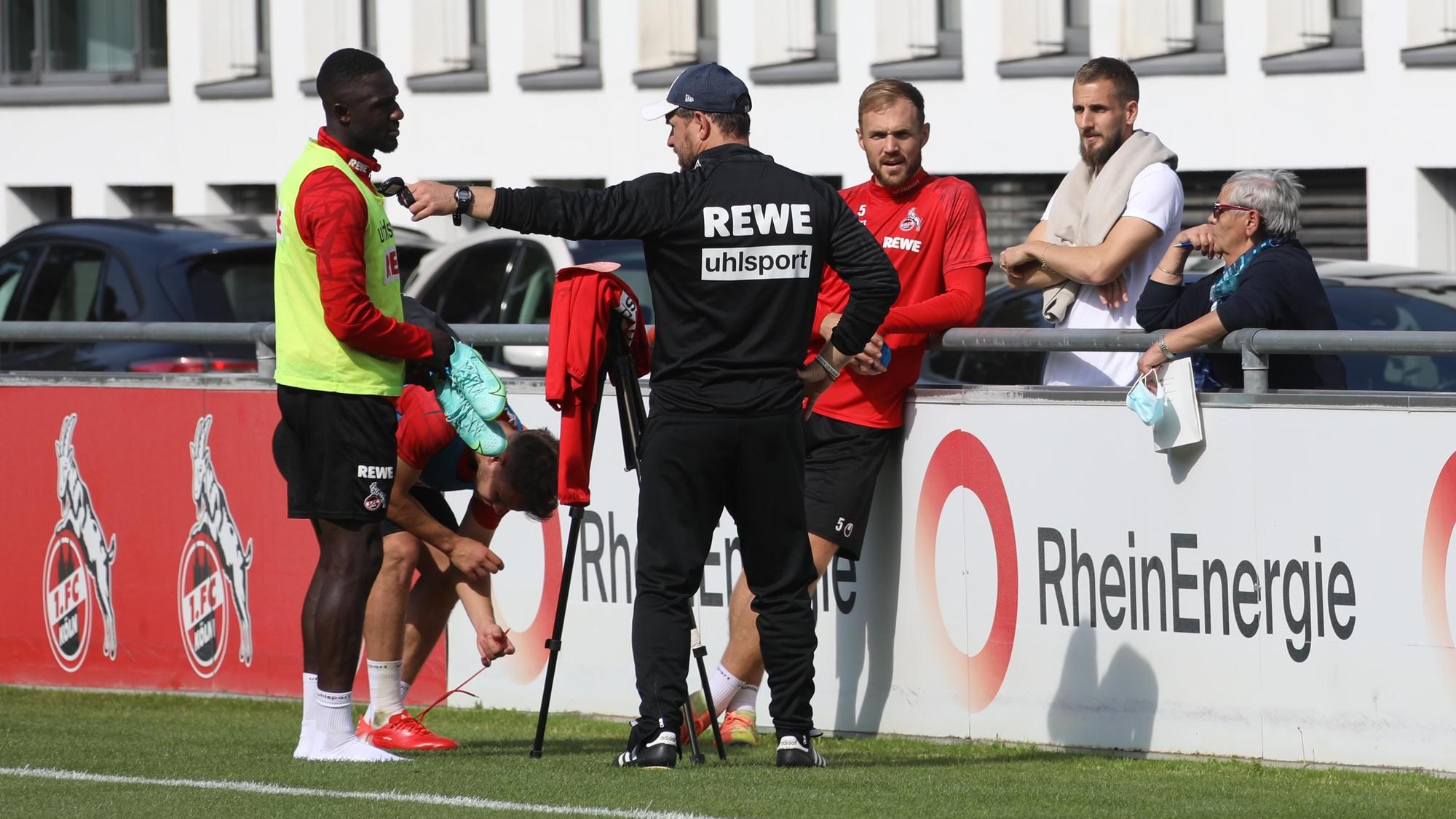 Dominick Drexler spricht mit Spielern des 1. FC Köln.