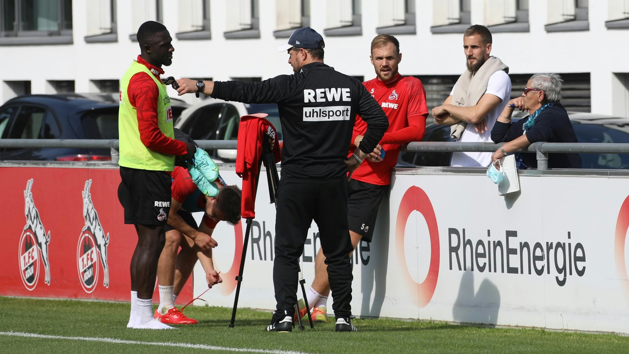 Dominick Drexler spricht mit Spielern des 1. FC Köln.