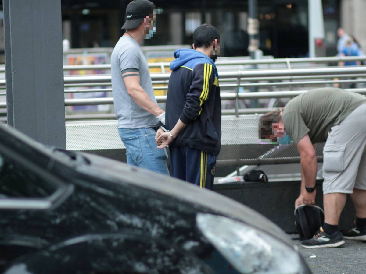 Polizisten nehmen einen Drogendealer fest.