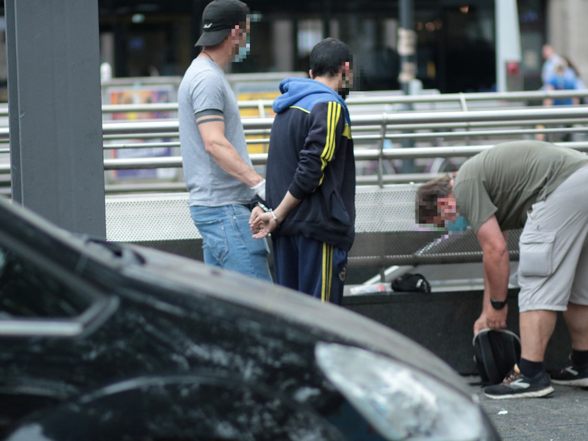 Polizisten nehmen einen Drogendealer fest.