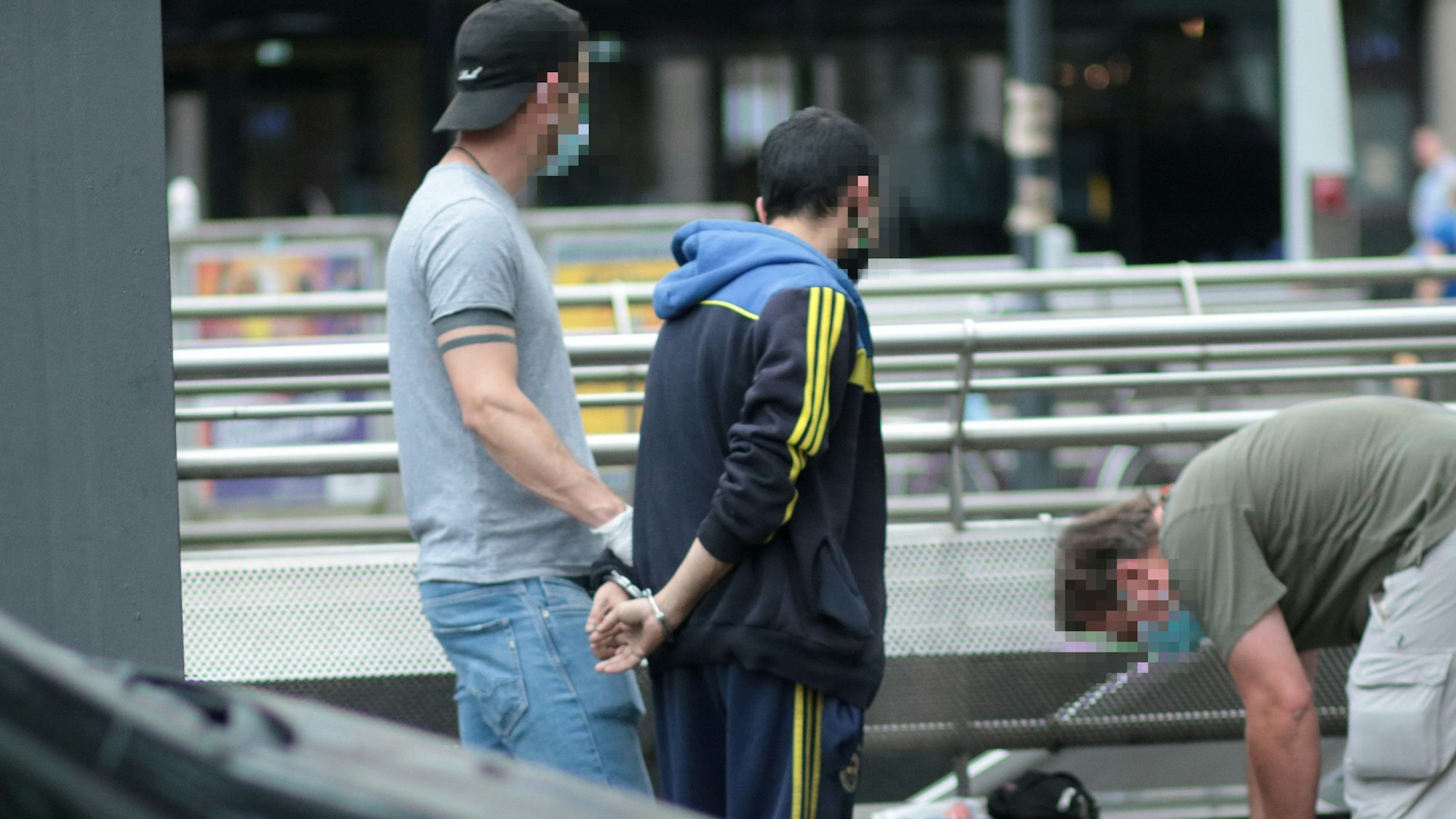 Polizisten nehmen einen Drogendealer fest.