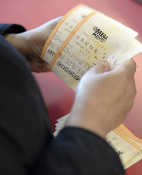 Unser Symbolfoto zeigt einen Kunden, der Scheine der Lotterie „Mega Millions“ im Dezember 2013 erwirbt.