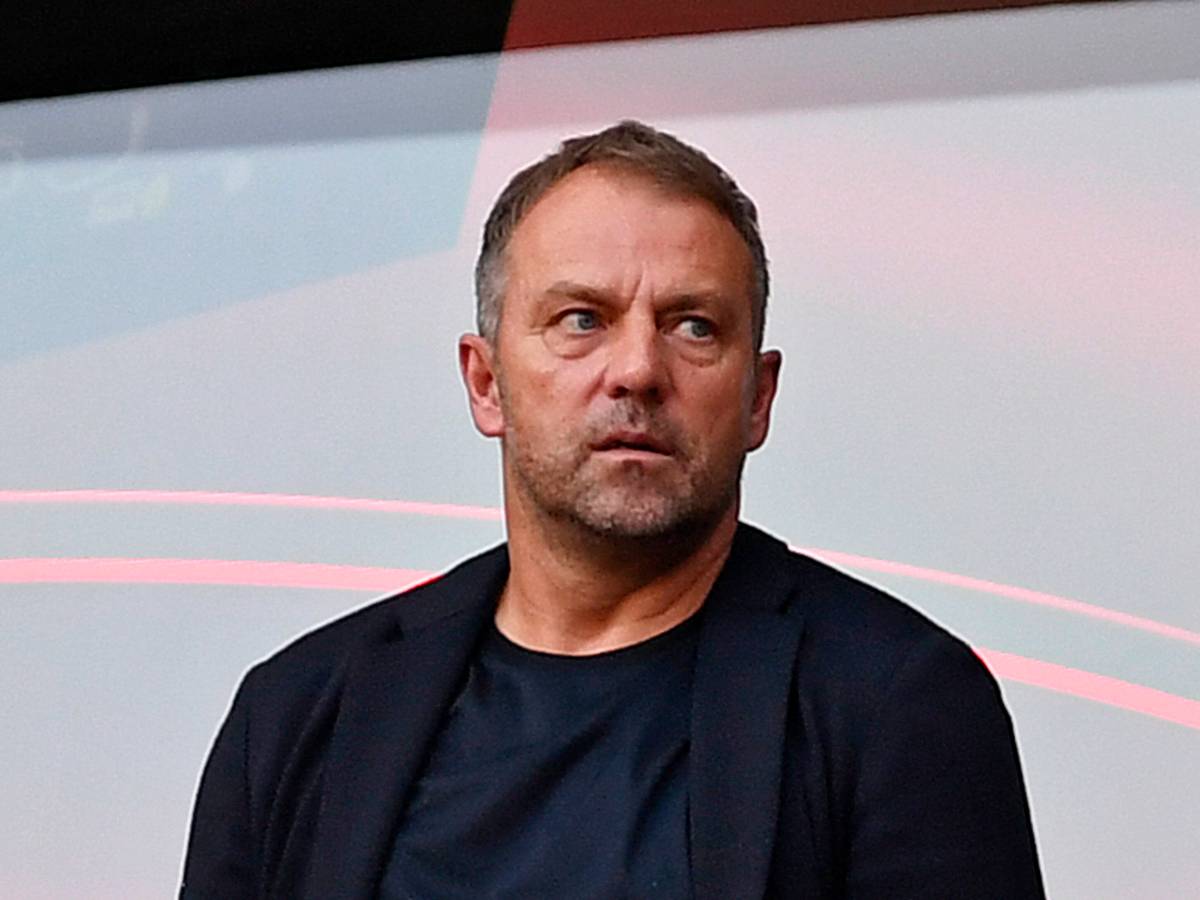 Bundestrainer Hansi Flick schaut das Spiel zwischen dem 1. FC Köln und RB Leipzig im Rhein-Energie-Stadion.