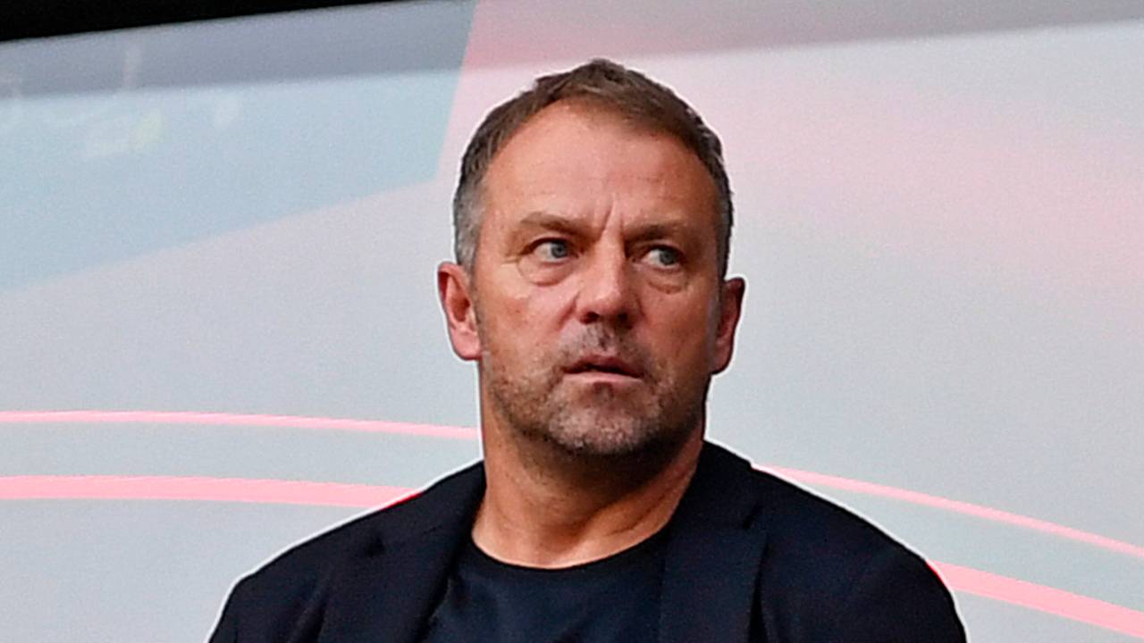 Bundestrainer Hansi Flick schaut das Spiel zwischen dem 1. FC Köln und RB Leipzig im Rhein-Energie-Stadion.