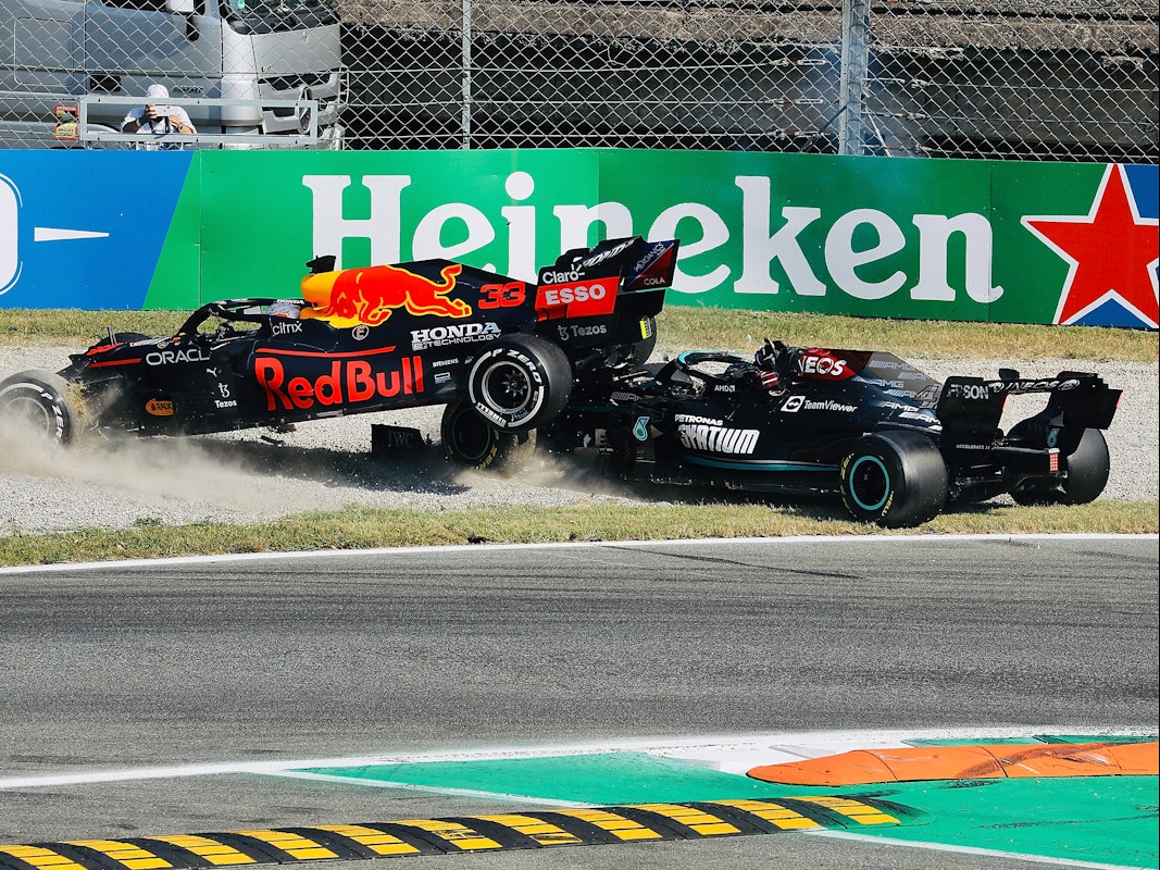Max Verstappen und Lewis Hamilton kollidieren auf der Rennstrecke in Monza.