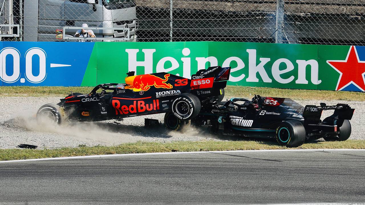 Max Verstappen und Lewis Hamilton kollidieren auf der Rennstrecke in Monza.