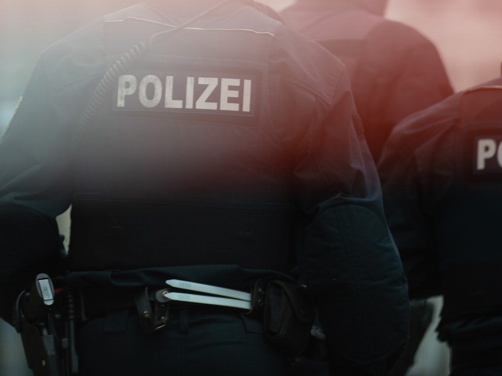 Unser Symbolfoto zeigt mehrere Polizisten in Uniform. Die Polizei in Kroatien hat den die Identität der Frau geklärt, die ohne Erinnerung auf der Insel Krk aufgefunden wurde.