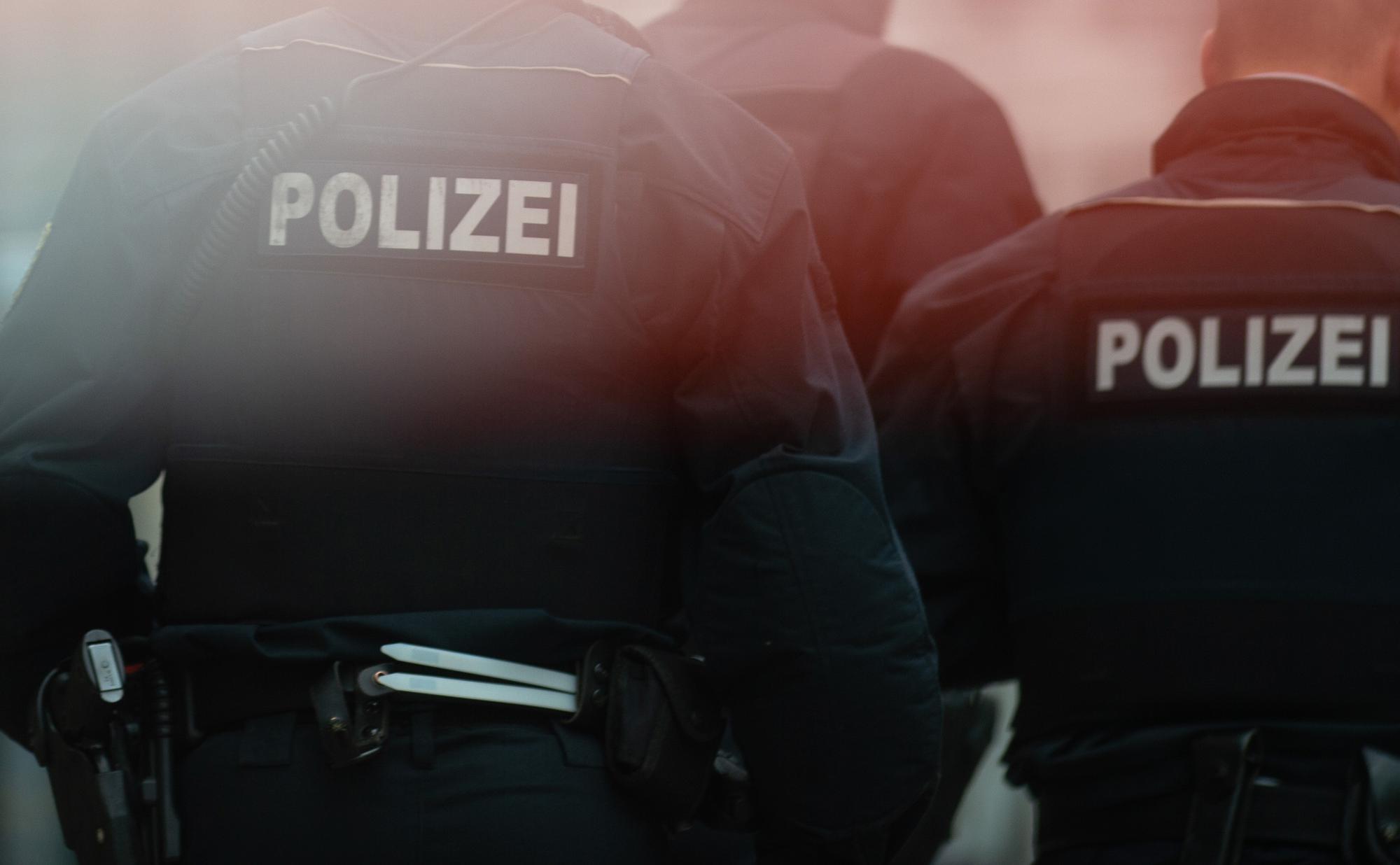 Unser Symbolfoto zeigt mehrere Polizisten in Uniform. Die Polizei in Kroatien hat den die Identität der Frau geklärt, die ohne Erinnerung auf der Insel Krk aufgefunden wurde.
