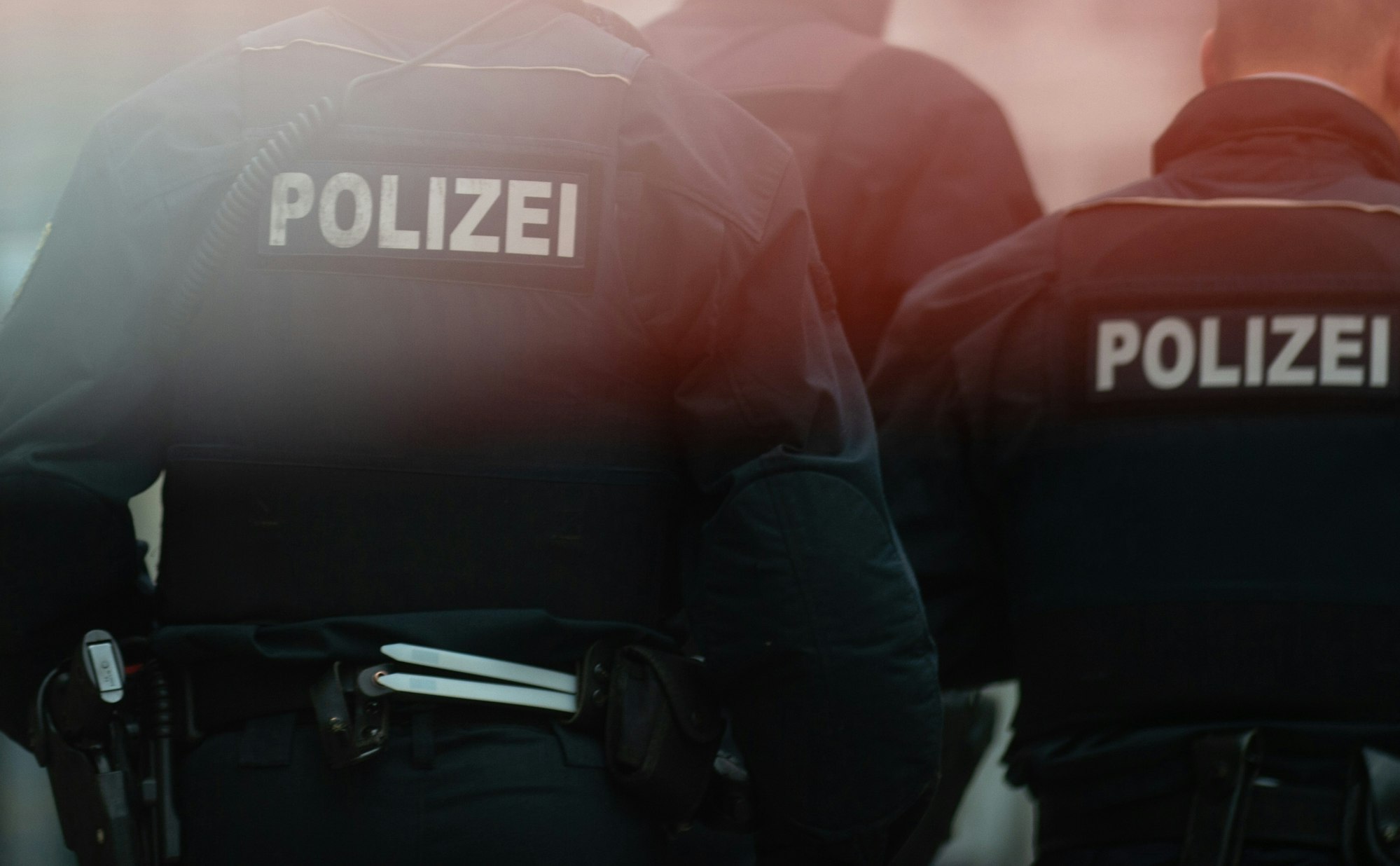 Unser Symbolfoto zeigt mehrere Polizisten in Uniform. Die Polizei in Kroatien hat den die Identität der Frau geklärt, die ohne Erinnerung auf der Insel Krk aufgefunden wurde.