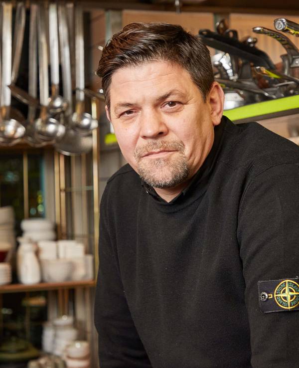Fernsehkoch Tim Mälzer sitzt in der Küche seines Restaurants „"Die Gute Botschaft“".