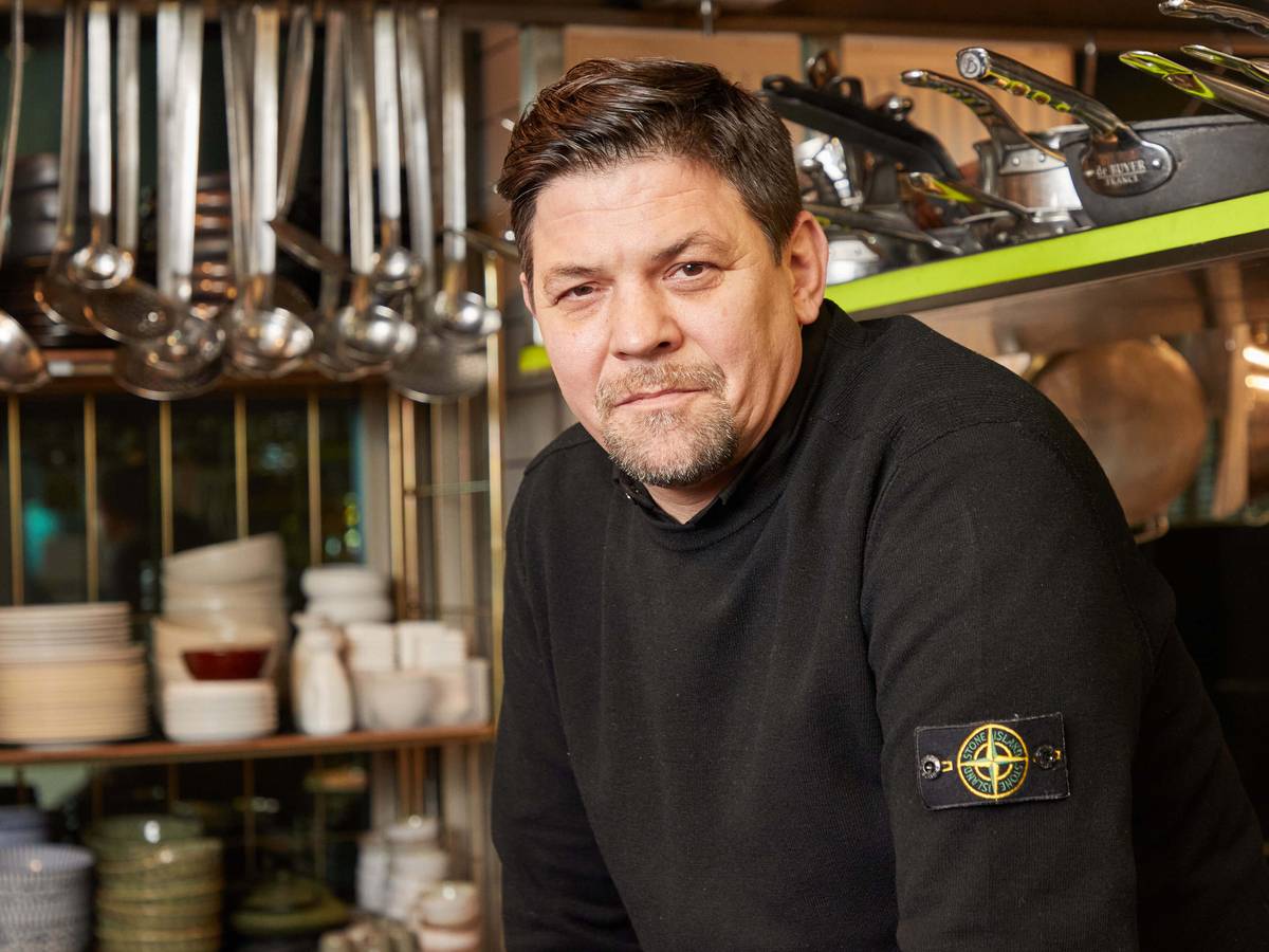 Fernsehkoch Tim Mälzer sitzt in der Küche seines Restaurants „"Die Gute Botschaft“".