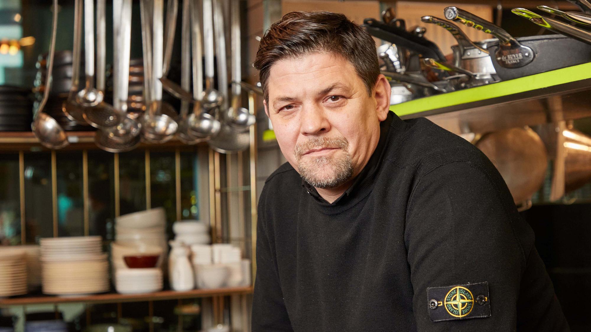 Fernsehkoch Tim Mälzer sitzt in der Küche seines Restaurants „"Die Gute Botschaft“".