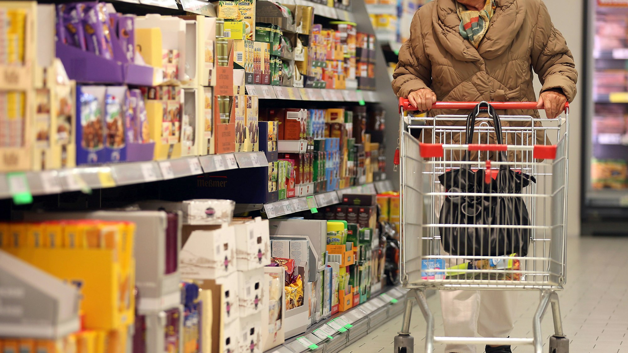 Eine Kundin schiebt auf diesem Symbolfoto von Mai 2013, ihren Einkaufswagen durch eine Penny-Filiale in Köln.