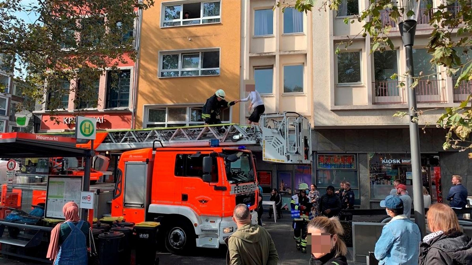 Eine Frau wird von der Feuerwehr über die Drehleiter gerettet.