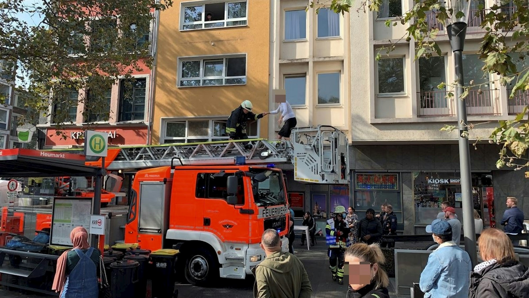 Eine Frau wird von der Feuerwehr über die Drehleiter gerettet.