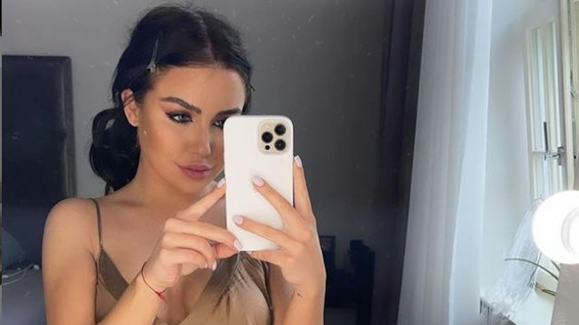 Kim Gloss, Sängerin und Unternehmerin, lächelt auf einem Instagram-Foto vom 3. Mai 2021 in die Kamera.