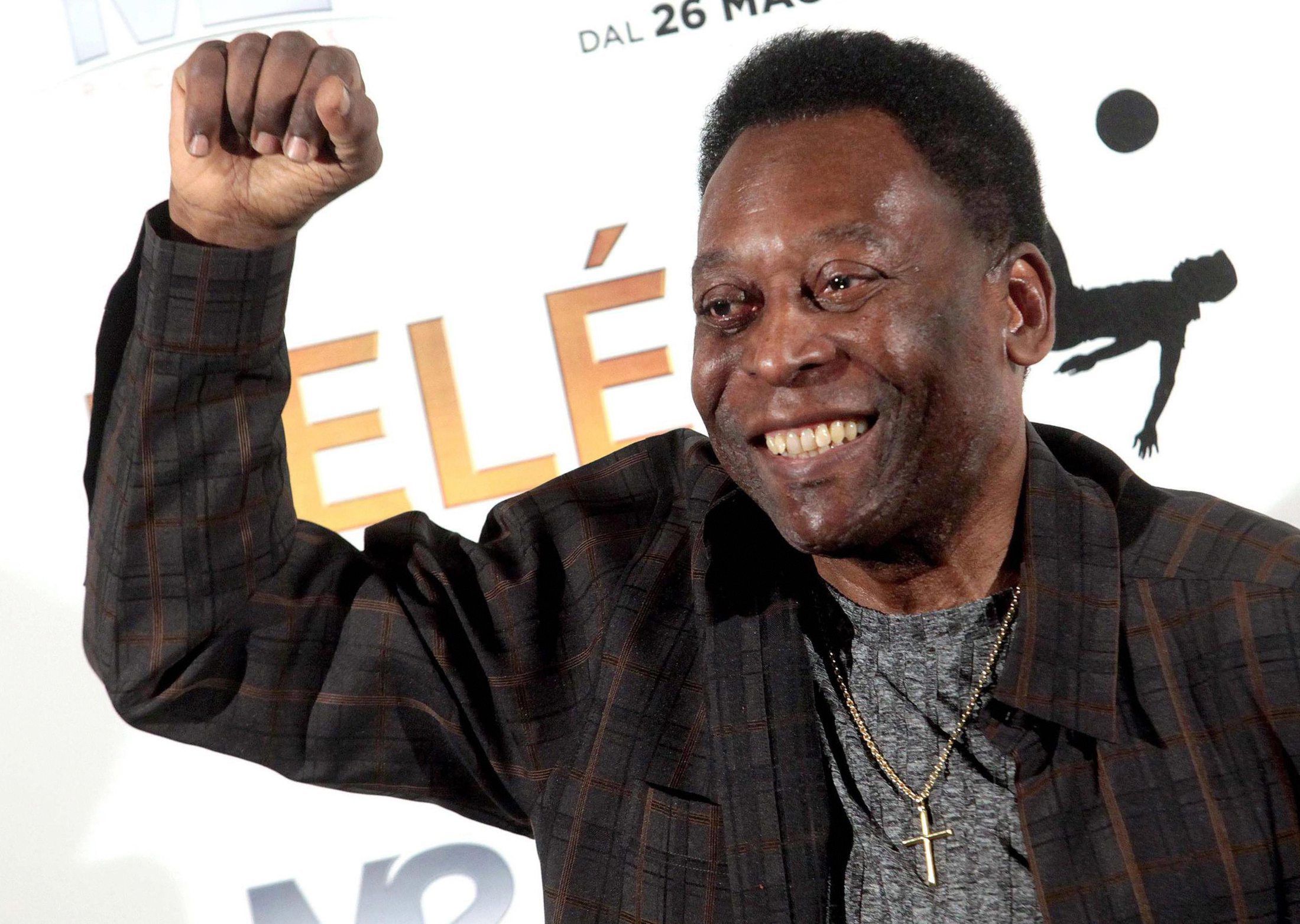 Pelé ballt die Faust in die Luft